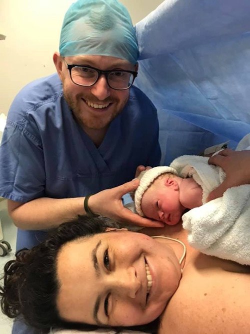 Phải cắt bỏ tinh hoàn, ông bố sững sờ nghe tin vợ mang thai-1