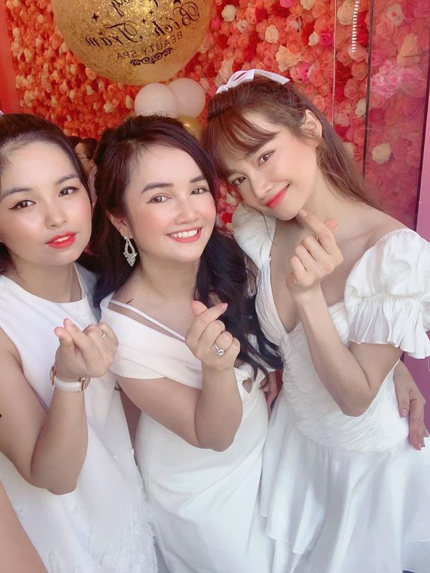 Trường Giang nắm chặt tay bà xã đi sự kiện, nhan sắc Nhã Phương qua camera thường và ảnh tự đăng liệu có khác?-2