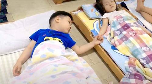 Cô gửi ảnh con gái ngủ trưa ở trường, nhìn hành động bé trai mà mẹ sôi máu-2