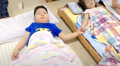 Cô gửi ảnh con gái ngủ trưa ở trường, nhìn hành động bé trai mà mẹ sôi máu-3