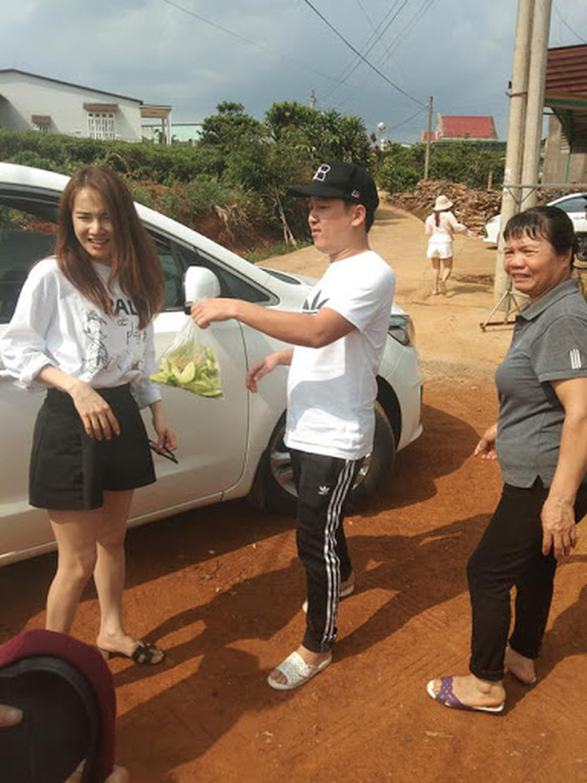 Trường Giang nắm chặt tay bà xã đi sự kiện, nhan sắc Nhã Phương qua camera thường và ảnh tự đăng liệu có khác?-5