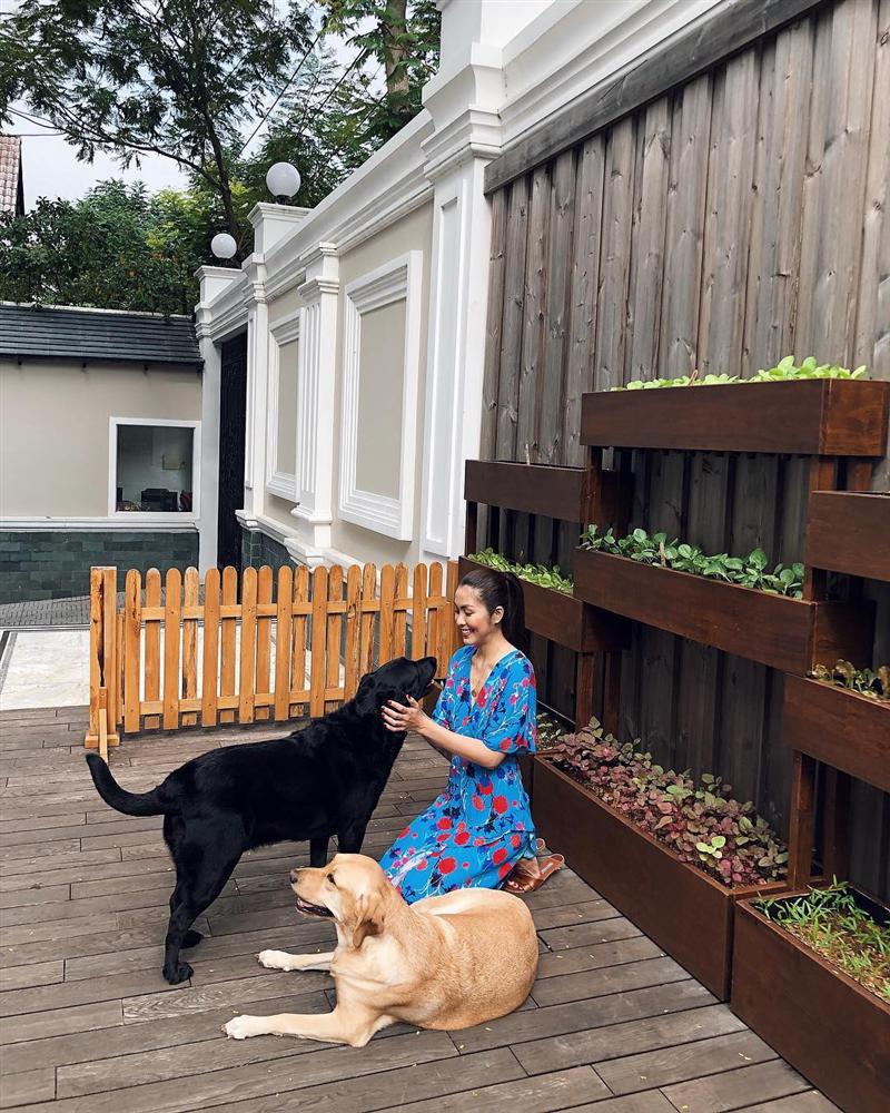 Hà Tăng diện đồ hoa ngày một sang xịn và trang nhã chứ không chóe như xưa, ra là có bí kíp hết-2