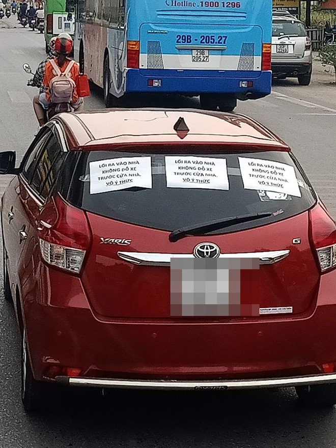 Bị dán 3 mảnh giấy với nội dung đầy tức giận phía sau xe, tài xế không biết gì, vẫn chạy trên đường-1