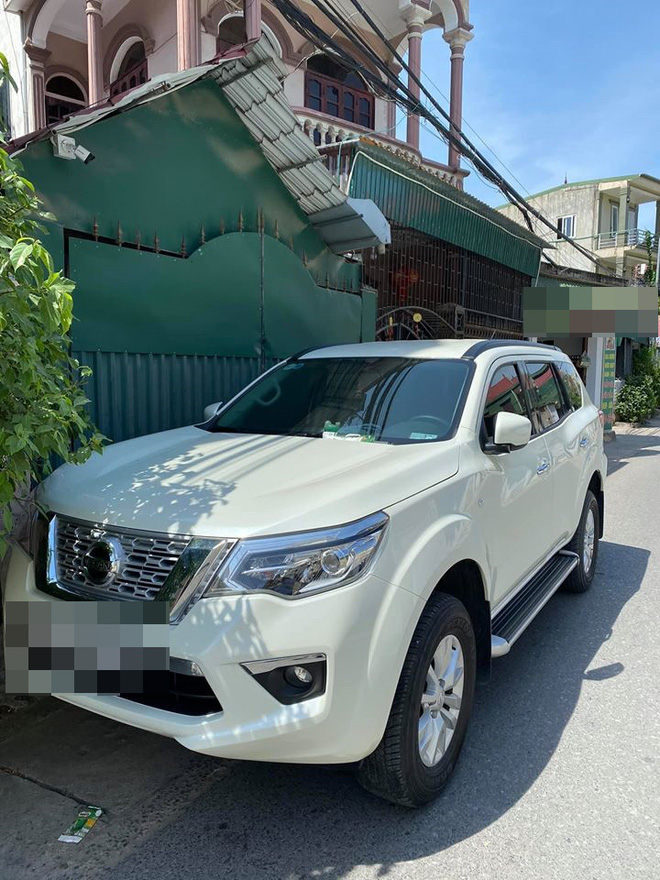 Bị dán 3 mảnh giấy với nội dung đầy tức giận phía sau xe, tài xế không biết gì, vẫn chạy trên đường-2