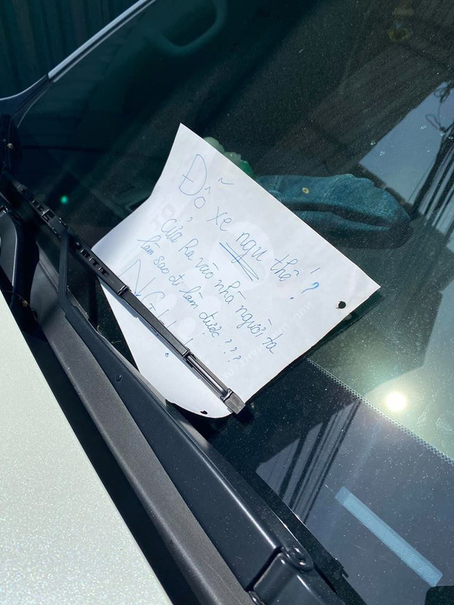 Bị dán 3 mảnh giấy với nội dung đầy tức giận phía sau xe, tài xế không biết gì, vẫn chạy trên đường-3