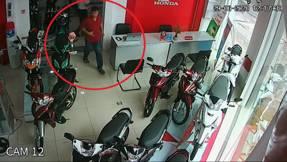 Hy hữu: Nhặt được ví tiền mang trả, trả xong mới tá hỏa khi người đánh rơi chính là kẻ trộm xe nhà mình-1