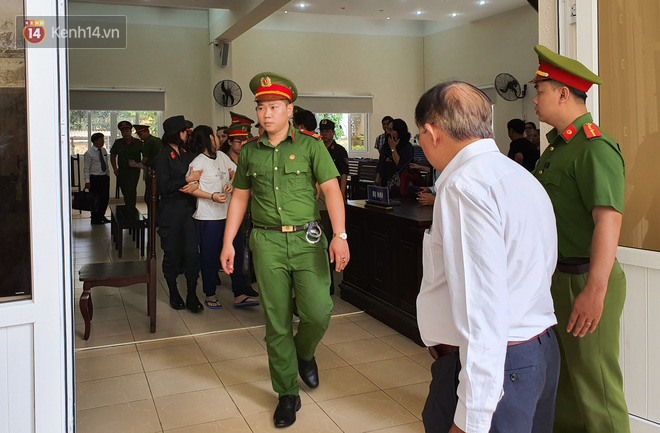 Bố của nữ chủ mưu giết người, đổ bê tông gào khóc sau khi con nhận bản án tử hình-10