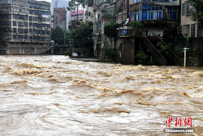Người TQ bất lực trước đại hồng thủy: Mưa lớn bất ngờ, bầu trời như bị đâm thủng một lỗ-2