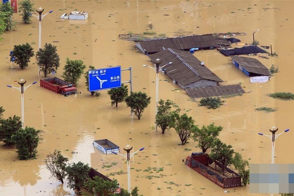 Những hình ảnh đáng sợ về cơn đại hồng thủy ở miền Nam Trung Quốc gây ra bởi những cơn mưa dai dẳng kéo dài hơn 30 ngày-36