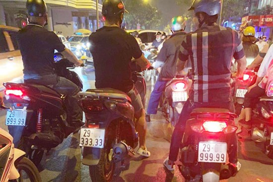 Xôn xao hình ảnh 3 chiếc xe tay ga biển ngũ quý chạy song song trên đường phố Hà Nội