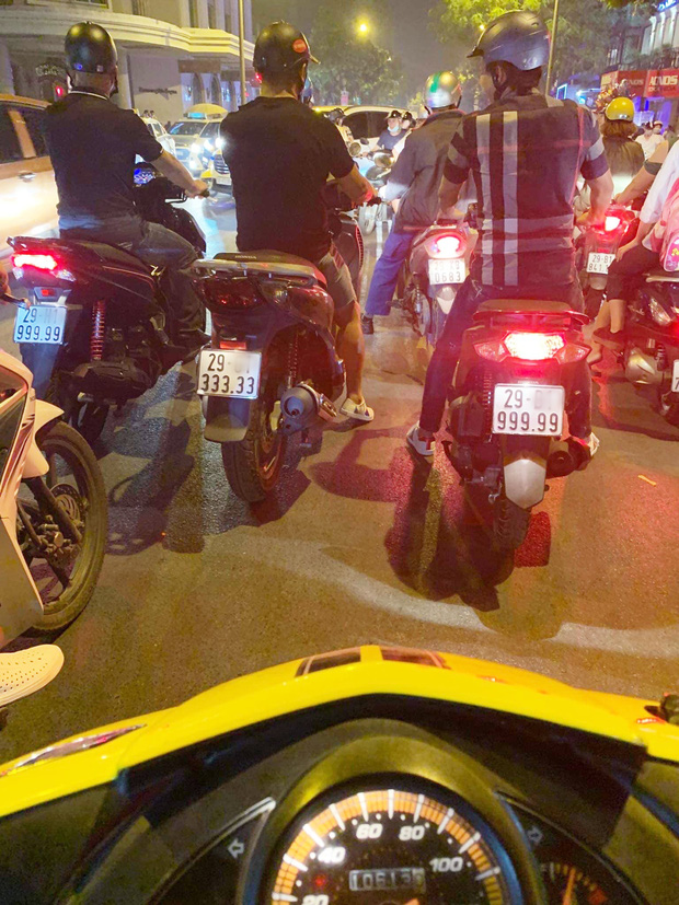 Xôn xao hình ảnh 3 chiếc xe tay ga biển ngũ quý chạy song song trên đường phố Hà Nội-1