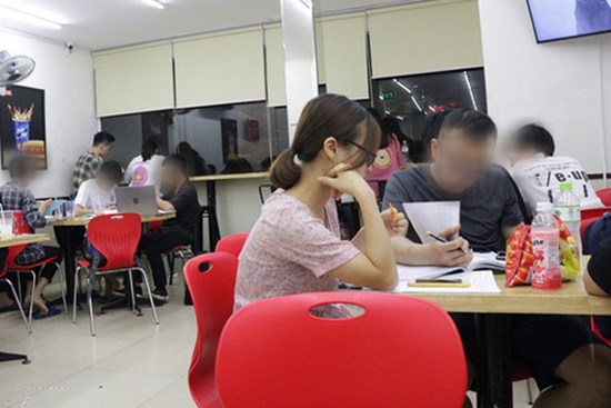 Sinh viên chen nhau ôn thi cuối kỳ ở cửa hàng tiện lợi đến 2-3h sáng vì nắng nóng