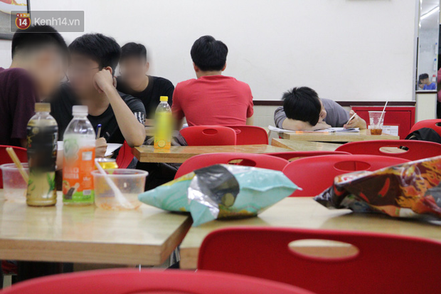 Sinh viên chen nhau ôn thi cuối kỳ ở cửa hàng tiện lợi đến 2-3h sáng vì nắng nóng-7