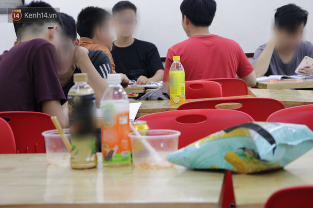 Sinh viên chen nhau ôn thi cuối kỳ ở cửa hàng tiện lợi đến 2-3h sáng vì nắng nóng-3