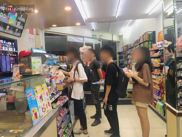Sinh viên chen nhau ôn thi cuối kỳ ở cửa hàng tiện lợi đến 2-3h sáng vì nắng nóng-6