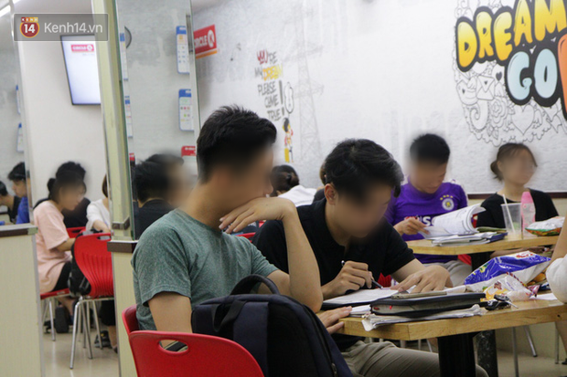 Sinh viên chen nhau ôn thi cuối kỳ ở cửa hàng tiện lợi đến 2-3h sáng vì nắng nóng-1