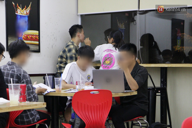 Sinh viên chen nhau ôn thi cuối kỳ ở cửa hàng tiện lợi đến 2-3h sáng vì nắng nóng-11