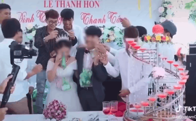 Hội bạn thân ế vợ lâu năm trao túi quà đặc biệt cho cô dâu chú rể trong ngày cưới khiến cặp đôi miệng cười không ngớt-1