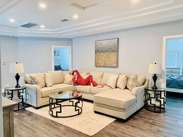 Sao Việt bên trời Tây: Phạm Hương ở nơi sang chảnh, Đan Trường nhà rộng phải thuê 6 giúp việc-7