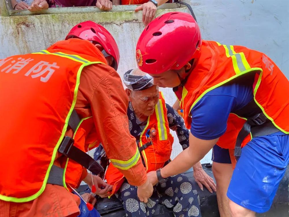 Những hình ảnh đáng sợ về cơn đại hồng thủy ở miền Nam Trung Quốc gây ra bởi những cơn mưa dai dẳng kéo dài hơn 30 ngày-17