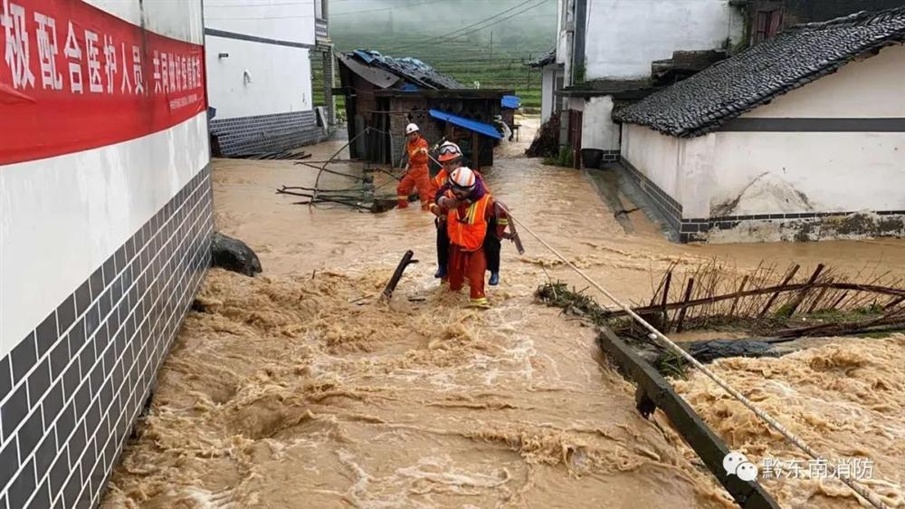 Những hình ảnh đáng sợ về cơn đại hồng thủy ở miền Nam Trung Quốc gây ra bởi những cơn mưa dai dẳng kéo dài hơn 30 ngày-19