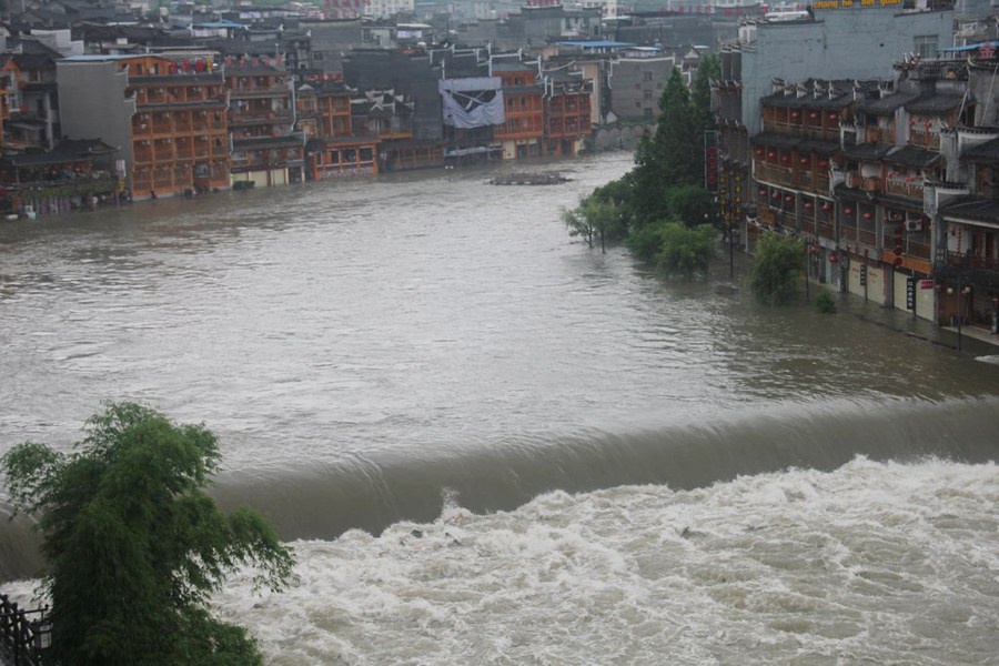 Những hình ảnh đáng sợ về cơn đại hồng thủy ở miền Nam Trung Quốc gây ra bởi những cơn mưa dai dẳng kéo dài hơn 30 ngày-7