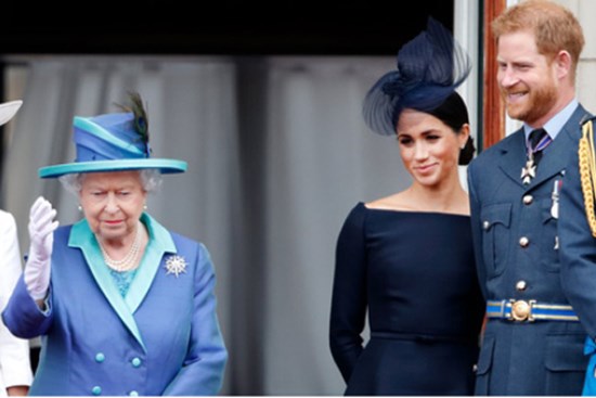 Nữ hoàng Anh bất ngờ bị chỉ trích vì lời tuyên bố của cháu dâu Meghan Markle, cuộc chiến hoàng gia bây giờ mới thật sự bùng nổ?