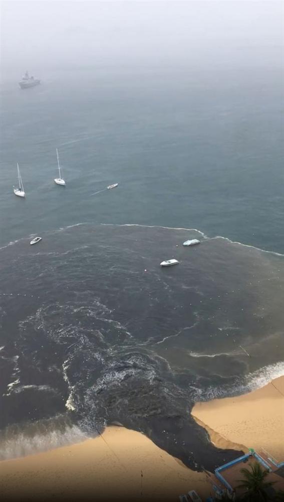 MXH lan truyền hình ảnh dòng nước thải đen ngòm đổ thẳng ra bãi biển nổi tiếng khiến dư luận hoang mang tột độ-1