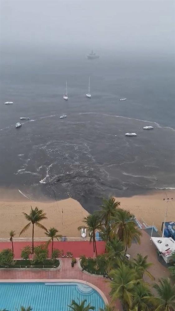 MXH lan truyền hình ảnh dòng nước thải đen ngòm đổ thẳng ra bãi biển nổi tiếng khiến dư luận hoang mang tột độ-2