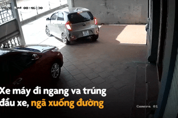 Vượt ẩu, xe tải lao cả lên vỉa hè, tông thẳng ô tô đang đỗ-1