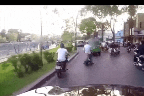 CLIP: Thấy tờ tiền rơi, người đàn ông bỏ máy tập lao ra đường giành giật và cái kết không thể nhịn cười