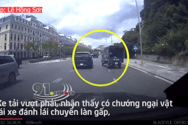 Vượt ẩu, xe tải lao cả lên vỉa hè, tông thẳng ô tô đang đỗ