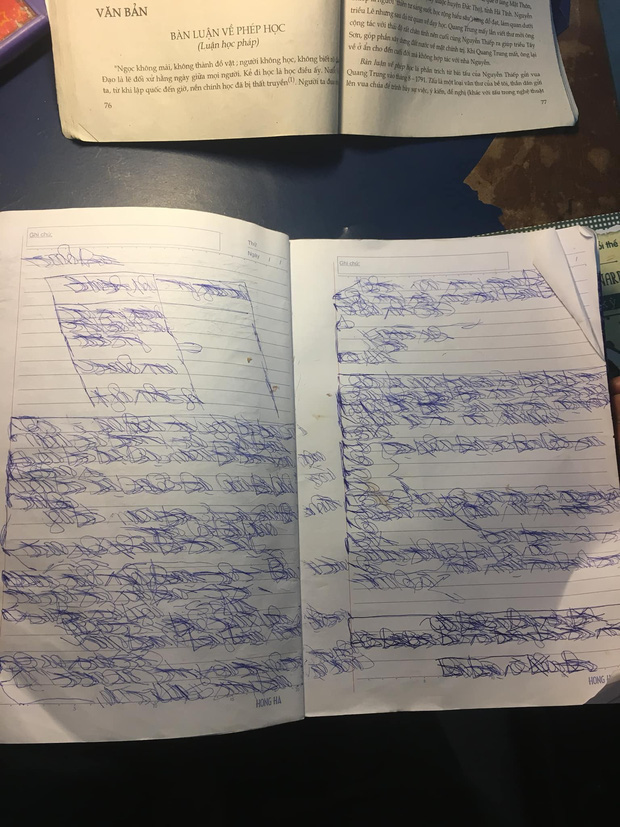 Làm bài kiểm tra Văn nhưng chữ xấu ngả nghiêng, cô giáo phê cực gắt khiến cậu học trò phải tự thấy nhột-2