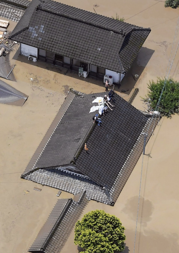Mưa lớn kỉ lục gây lũ lụt nghiêm trọng ở Nhật Bản: Nhà cửa chìm trong biển nước, người dân phải trèo lên mái chờ giải cứu-4