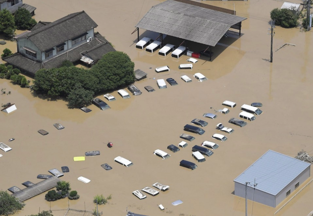 Mưa lớn kỉ lục gây lũ lụt nghiêm trọng ở Nhật Bản: Nhà cửa chìm trong biển nước, người dân phải trèo lên mái chờ giải cứu-5