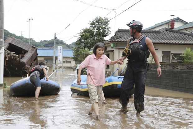 Mưa lớn kỉ lục gây lũ lụt nghiêm trọng ở Nhật Bản: Nhà cửa chìm trong biển nước, người dân phải trèo lên mái chờ giải cứu-8