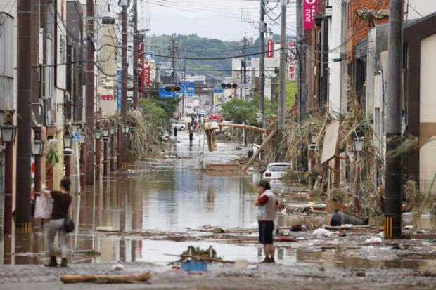 Mưa lớn kỉ lục gây lũ lụt nghiêm trọng ở Nhật Bản: Nhà cửa chìm trong biển nước, người dân phải trèo lên mái chờ giải cứu-7