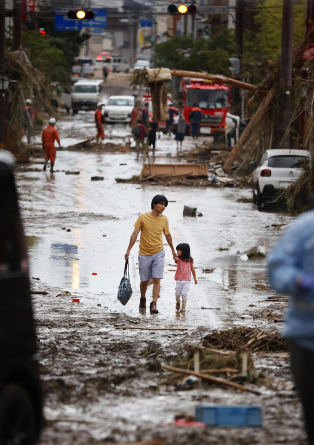 Mưa lớn kỉ lục gây lũ lụt nghiêm trọng ở Nhật Bản: Nhà cửa chìm trong biển nước, người dân phải trèo lên mái chờ giải cứu-6