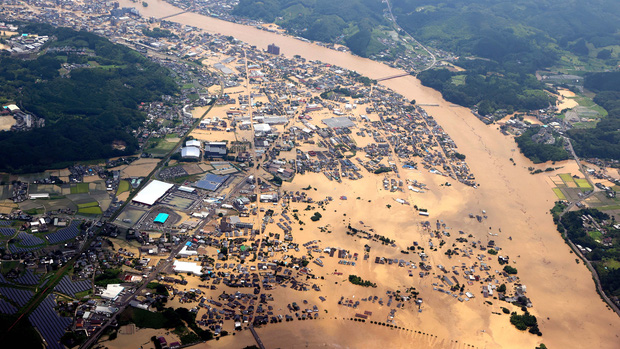 Mưa lớn kỉ lục gây lũ lụt nghiêm trọng ở Nhật Bản: Nhà cửa chìm trong biển nước, người dân phải trèo lên mái chờ giải cứu-2