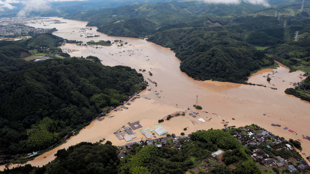 Mưa lớn kỉ lục gây lũ lụt nghiêm trọng ở Nhật Bản: Nhà cửa chìm trong biển nước, người dân phải trèo lên mái chờ giải cứu-1