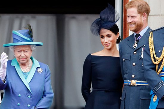 Nữ hoàng Anh bất ngờ bị chỉ trích vì lời tuyên bố của cháu dâu Meghan Markle, cuộc chiến hoàng gia bây giờ mới thật sự bùng nổ?