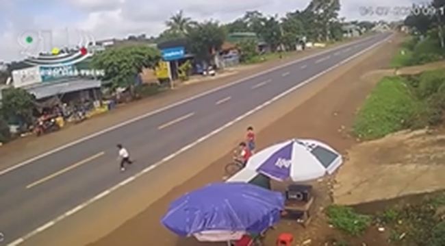 Clip: Bé trai bất ngờ lao qua đường đúng lúc ô tô lao tới, khoảnh khắc sau đó khiến người xem rụng rời tay chân-2