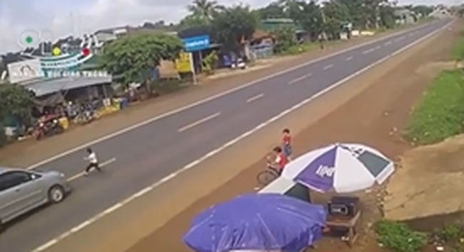 Clip: Bé trai bất ngờ lao qua đường đúng lúc ô tô lao tới, khoảnh khắc sau đó khiến người xem rụng rời tay chân-3