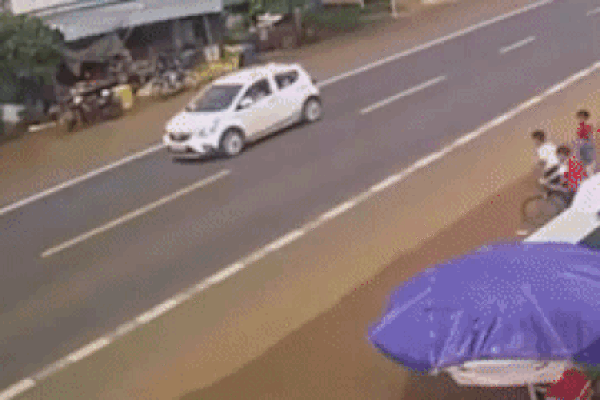 Clip: Bé trai bất ngờ lao qua đường đúng lúc ô tô lao tới, khoảnh khắc sau đó khiến người xem 