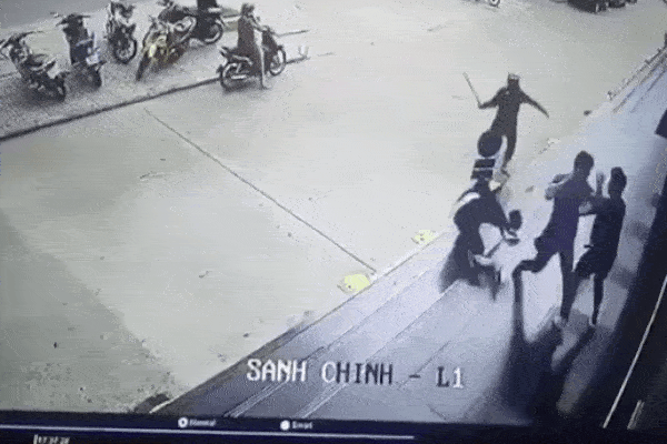 CLIP: Bị đánh dã man trước trung tâm thương mại, thanh niên đơn độc chống trả như cảnh phim hành động