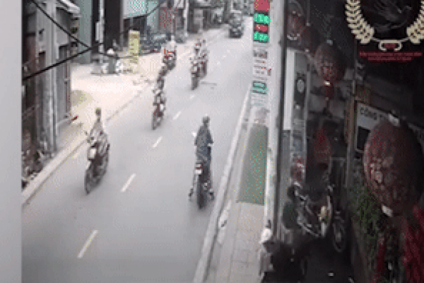 Trộm đánh cắp xe máy trong 15 giây ở TP.HCM-1