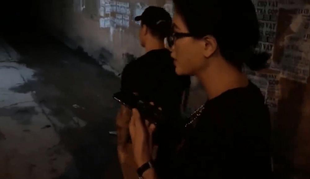 Nửa đêm hiu hắt, Trang Trần điều quân đổ bộ Biên Hòa đánh anti-fan trung niên-4