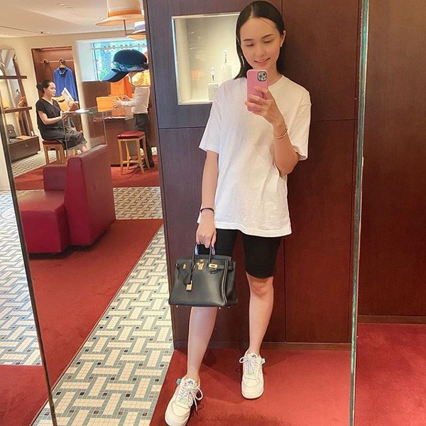 Chị gái công chúa béo Quỳnh Anh ăn mặc sang chảnh, túi Hermes nhiều hơn cả em gái-1