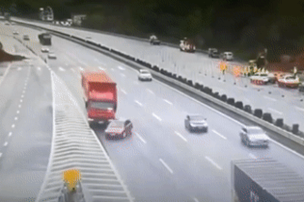 Chuyển làn không quan sát trên cao tốc, ôtô bị xe tải đâm