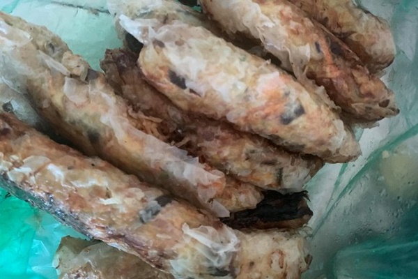 Nhìn chục trứng vịt cùng món ăn nguội lạnh đặt trên bàn, chồng tôi đỏ hoe mắt rồi vội vã giục vợ sửa soạn đồ về quê ngay-2